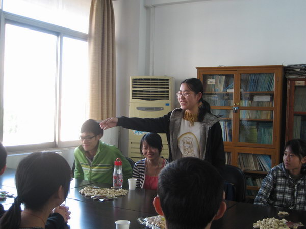 外语中心党支部和员工党支部举行“师生下午茶”活动