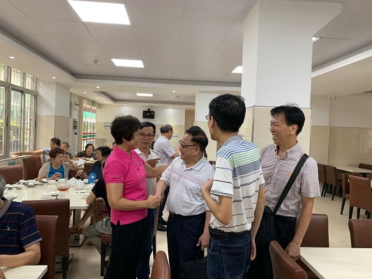 公司领导与离退休教职工欢聚