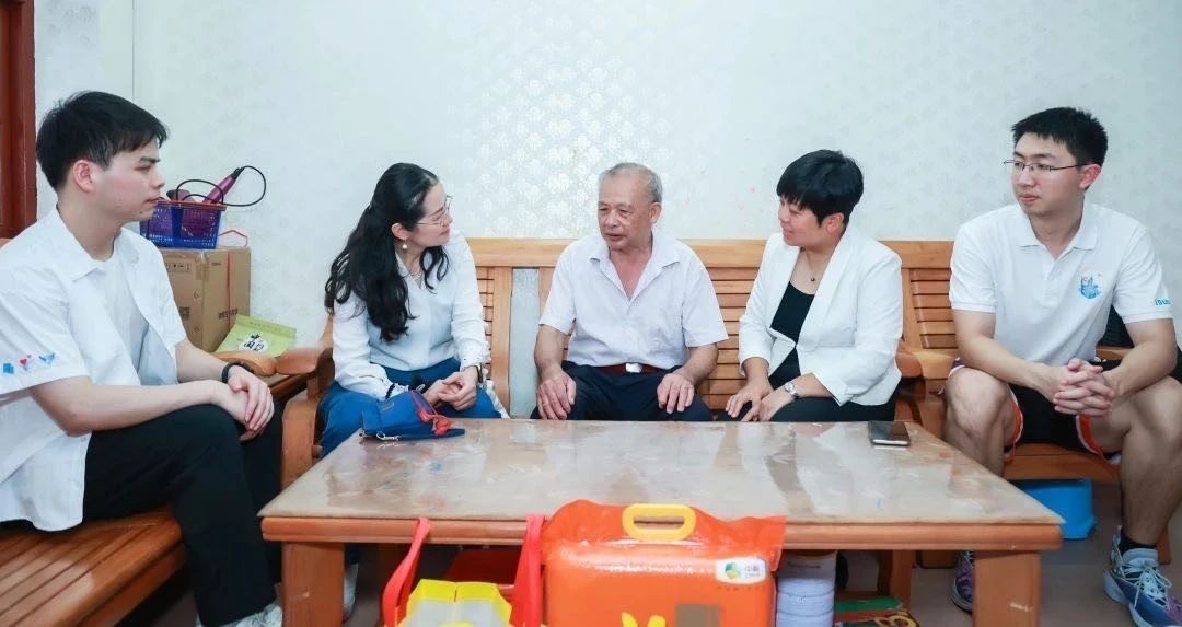 张贤涛(左一)作为员工代表 与学院老师一同慰问退伍军人