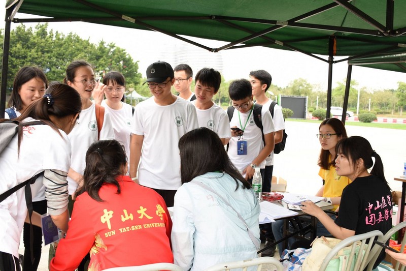 爱护地球•医路同行----yl23455永利集团举行师生徒步赛活动