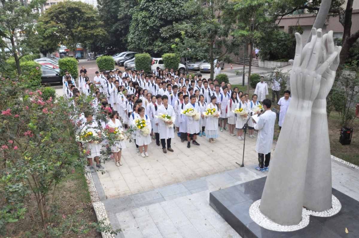 生命有限，大爱无疆——公司在至善广场举行《临床解剖学》开课暨大体老师追思仪式