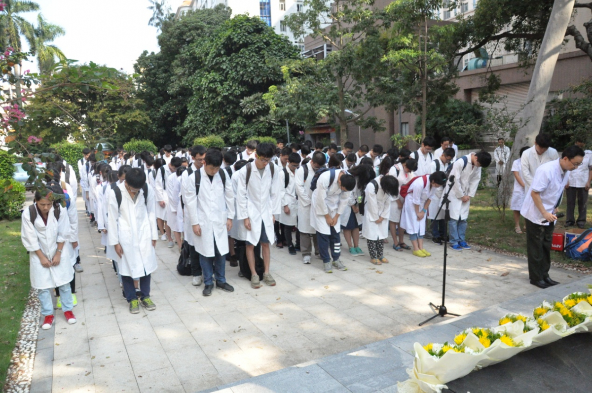 生命有限，大爱无疆——公司在至善广场举行《临床解剖学》开课暨大体老师追思仪式
