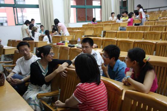 “善待员工是我们的理念”——记生化、生物、遗传党支部与护理、康复新生座谈交流