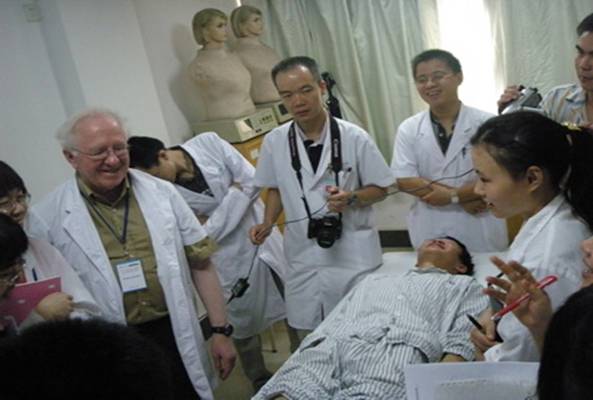 哥伦比亚大学的Dr.Barry Koehler在给员工实践授课