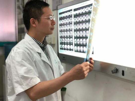 覃杰医生阅片