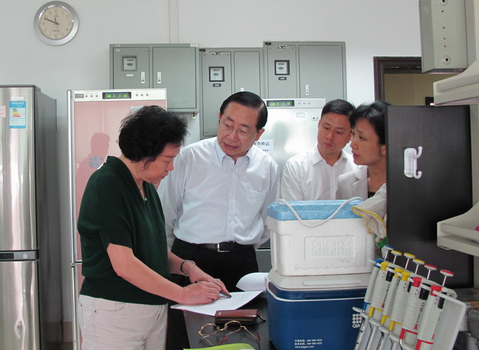 郑德涛书记来公司检查实验室安全情况
