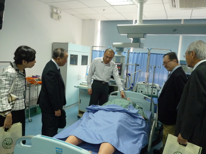 新加坡医药理事会代表团到公司访问交流