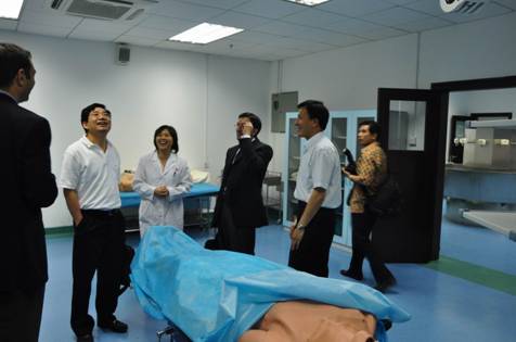 美国加州大学洛杉矶分校综合医院系统总执行经理一行参观临床技能中心